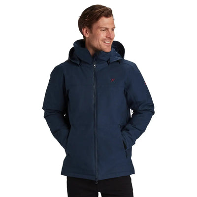 Mann, der eine dunkelblaue Hardshell-Daunenjacke von Y by Nordisk® Marton trägt, lächelt und schaut zur Seite.