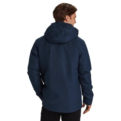 Mann trägt eine dunkelblaue Y by Nordisk® Marton Herren Hardshelljacke mit Kapuze, von hinten gesehen.