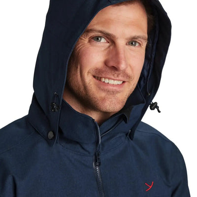 Mann lächelt, während er ein blaues Y von Nordisk® Marton - Herren Hardshell Daunenjacke trägt.