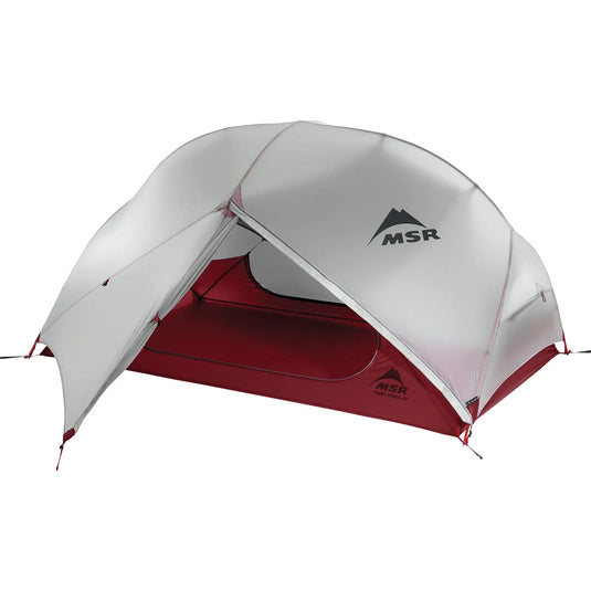 Graues und rotes MSR® Hubba Hubba™ NX V7 2-Personen-Ultraleichtes-Backpacking-Zelt auf weißem Hintergrund.