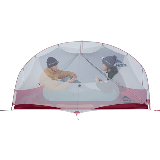 Zwei Personen interagieren in einem transparenten ultraleichten Campingzelt MSR® Hubba Hubba™ NX V7.