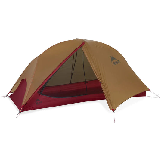 Ein braunes und rotes MSR® FreeLite™ 1 „V3“ Ultraleichtes 1-Personen-Backpacking-Zelt, aufgestellt und gebrauchsfertig.