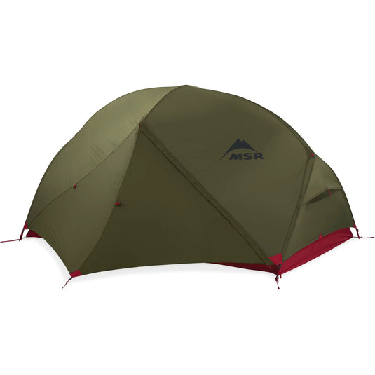 Ein grün-rotes MSR® Hubba Hubba™ NX V7, 2-Personen-Ultraleichtes-Backpacking-Zelt vor einem weißen Hintergrund.