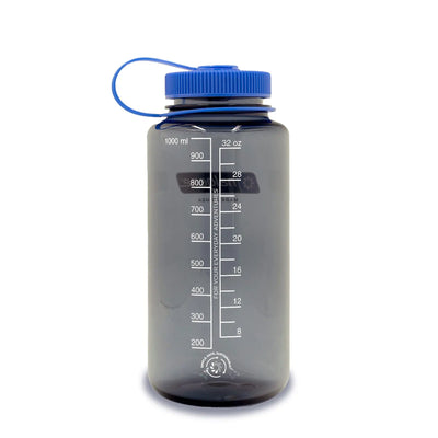 Eine transparente Nalgene® Trinkflasche „Wide Mouth“ 1,0-Liter-Wasserflasche mit blauem Deckel und isolierten Messmarkierungen auf weißem Hintergrund.