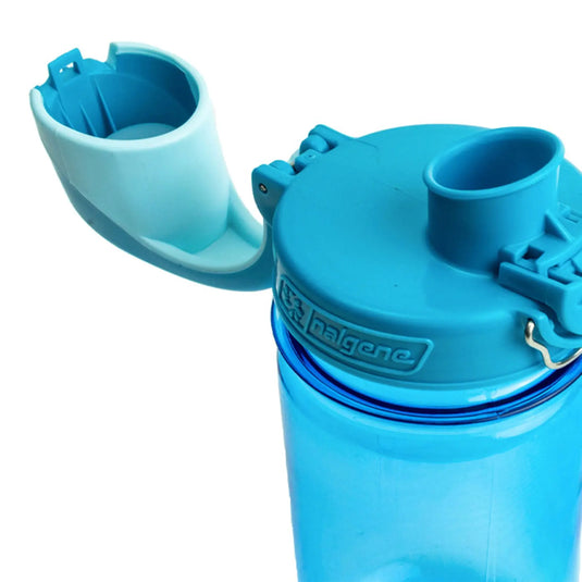 Blaue Nalgene® Kinderflasche 'OTF Kids Sustain' 0,35 L Wasserflasche mit offenem Deckel vor weißem Hintergrund.