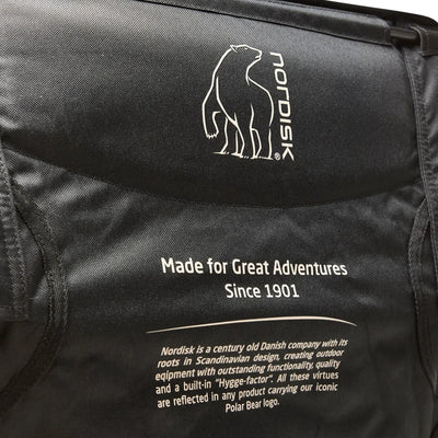 Schwarze Tasche mit Nordisk® Kongelund Lounge-Campingstuhl-Logo und Text „Made for Adventures Since 1901“, was auf eine Marke hinweist, die sich seit dem frühen 20. Jahrhundert auf Outdoor-Ausrüstung spezialisiert hat.