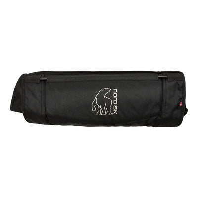 Schwarze zylindrische Tasche mit dem Nordisk® Kongelund Lounge-Campingstuhl-Logo und einer weißen Bärensilhouette.