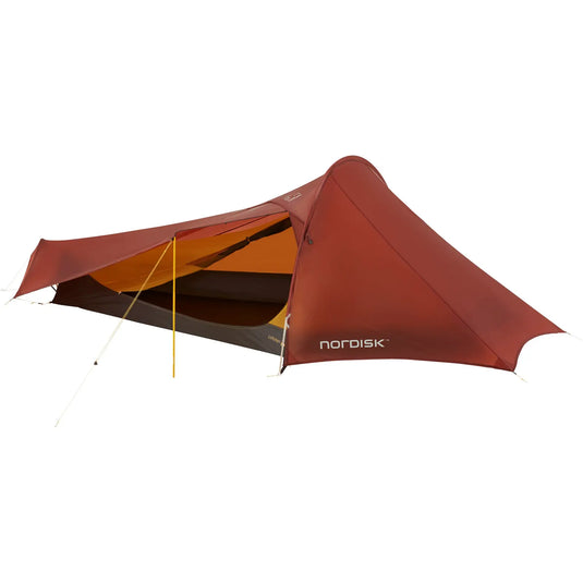 Ein rotes Nordisk® Lofoten 2 ULW Zelt, bekannt für sein ultraleichtes Trekking und innovatives Design, aufgestellt im Freien.