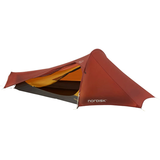 Ein rotes Nordisk® Lofoten 2 ULW-Zelt für eine Person, aufgebaut und einsatzbereit, mit ultraleichtem Trekking-Design.