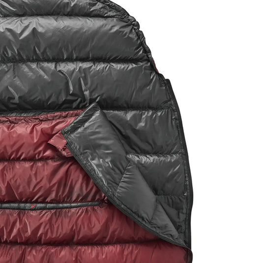 Teilweise entfaltete Nordisk® Fever Ultra isolierte Daunenjacke in Schwarz und Rot auf weißem Hintergrund.