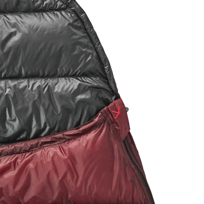 Nahaufnahme einer schwarz-roten Steppjacke mit Nordisk® Fever Ultra: Der ultimative Leichtgewichts Schlafsack-Reißverschlussdetail.