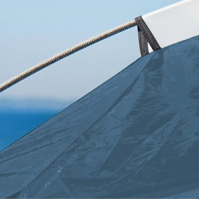 Nahaufnahme eines gespannten Seils über einer blauen Plane mit Metallbefestigungshaken vor blauem Himmelshintergrund, ausgestattet mit Outwell® Cloud 2-Technologie.