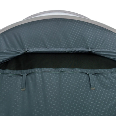 Outwell® Earth 2 mit Polka-Dot-Muster und teilweise offenem Netzfenster.