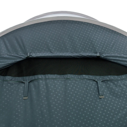 Outwell® Earth 2 mit Polka-Dot-Muster und teilweise offenem Netzfenster.