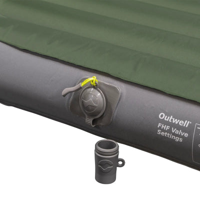 Die aufblasbare Campingmatratze Outwell® Dreamspell Luftbett mit detaillierter Ansicht des Ventils und der Ventileinstellungen sorgt für Komfort bei Ihren Outdoor-Abenteuern.