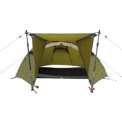 Ein geräumiges Robens® Campingzelt mit offener Markise, aufgestellt im Freien für ein Outdoor-Abenteuer.