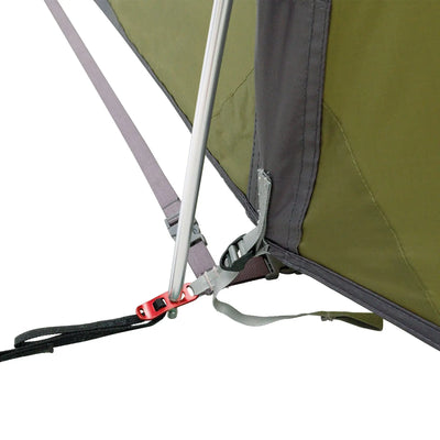 Eine Nahaufnahme einer Robens® Voyager Versa 4-Ecke mit einer Metallstange, Riemen und einem Spanner auf einem isolierten Hintergrund.