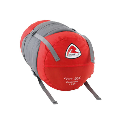 Roter und grauer Robens® Schlafsack Serac 600 -14°C Schlafsack, isoliert auf weißem Hintergrund.