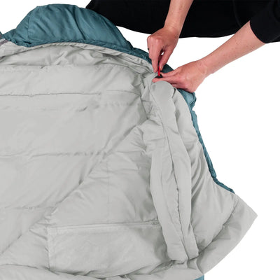 Person befestigt einen Liner an einem Robens® Schlafsack Gully 300 +4°C für zusätzliche Wärme.