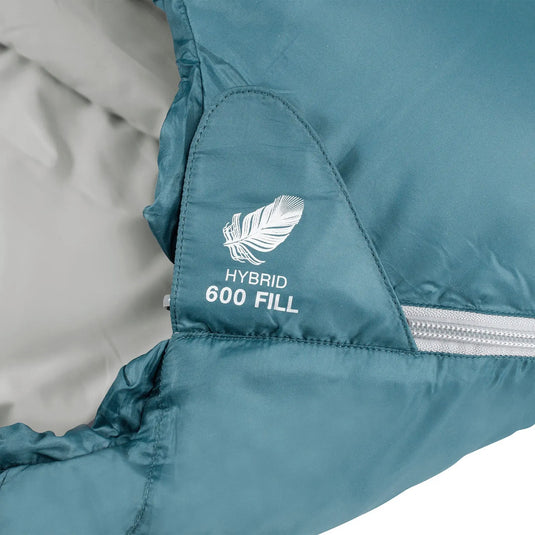 Nahaufnahme eines blauen Robens® Schlafsack Gully 600 -5°C mit „Hybrid 600 Fill“-Etikett und Federsymbol, konzipiert für Schlafkomfort bis -5°C.