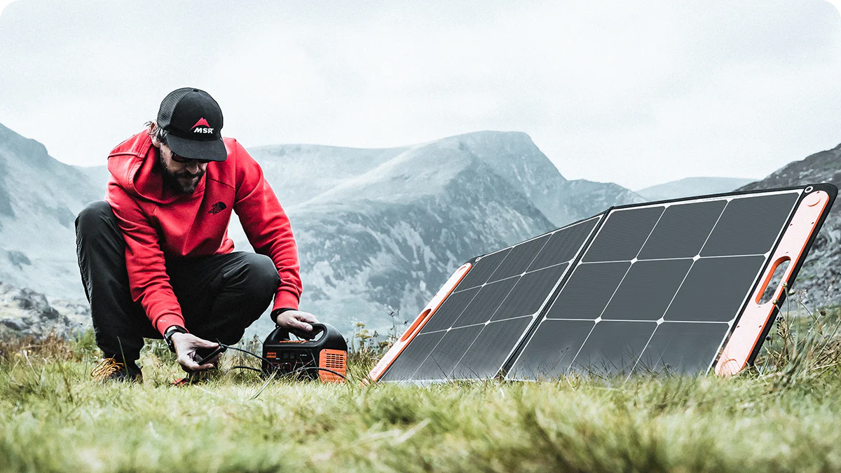 Das ist ein portables Solarpanel, verbunden mit einer Batterieeinheit, im Freien.