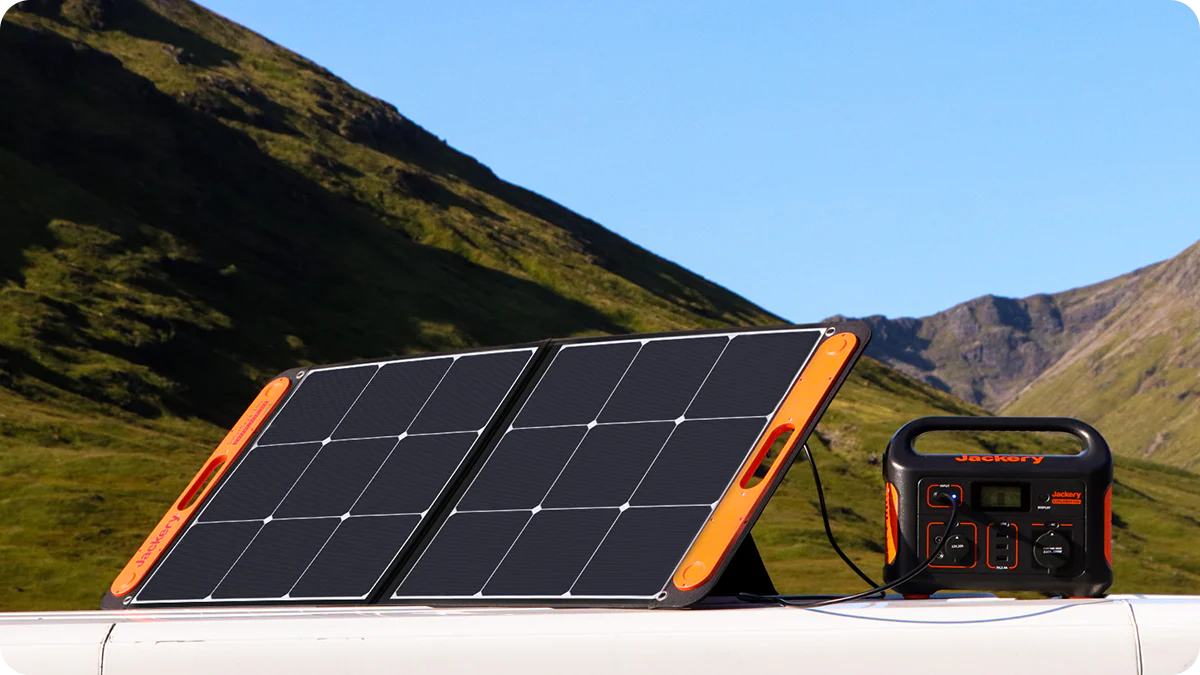 Das ist ein portables Solarpanel, verbunden mit einer Batterieeinheit, im Freien.