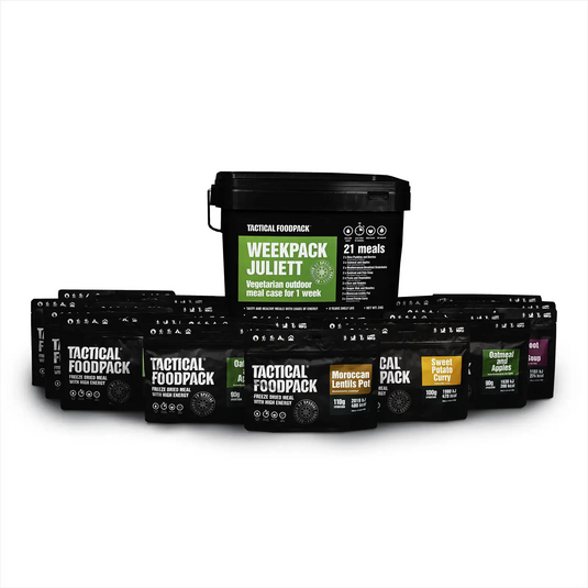 Eine Sammlung von Tactical Foodpack® Weekpack Juliette Outdoornahrung-Mahlzeiten für eine Woche, bestehend aus 21 sortierten Essenspaketen.