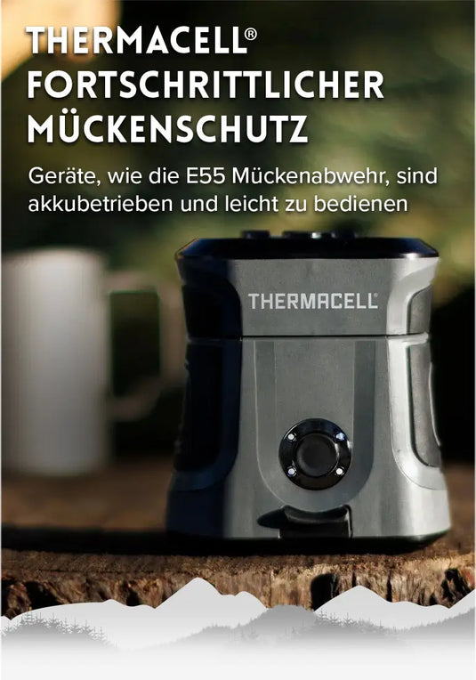 Tragbares Mückenschutzgerät von Thermacell auf natürlichem Hintergrund, das sein kompaktes Design und seine Benutzerfreundlichkeit unterstreicht.