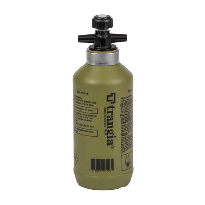 Olivgrüner tragbarer Campingkocher Trangia® Sicherheitsflasche für Flüssigbrennstoffe mit schwarzem Verschluss und Etikettendetails.