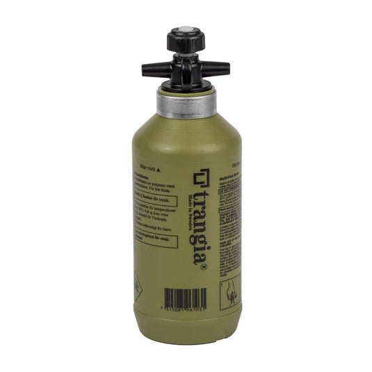 Olivgrüner tragbarer Campingkocher Trangia® Sicherheitsflasche für Flüssigbrennstoffe mit schwarzem Verschluss und Etikettendetails.