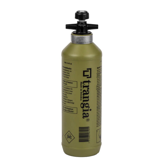 Eine tragbare trangia® Sicherheitsflasche für Flüssigbrennstoffe für Campingkocher mit Sicherheitsventil.