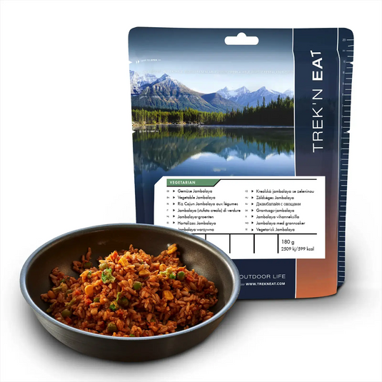 Verpackte vegetarische Trek'n Eat Jambalaya-Mahlzeit mit einer Schüssel Gemüse Jambalaya daneben.