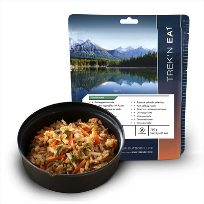 Verpacktes Trek'n Eat Gartengemüserisotto Outdoor-Menü mit malerischer Bergkulisse auf dem Cover.