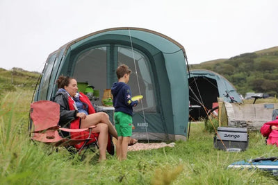 Familie entspannt sich vor einem Vango Harris 350 Tunnelzelt auf einem Campingplatz.
Produktname: Vango™ „Harris 350“ Tunnelzelt, 3-Personen
Markenname: Vango™