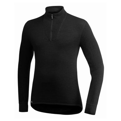 Schwarzer langärmliger Woolpower® Zip Rollkragenpullover 200 mit Reißverschluss auf weißem Hintergrund.